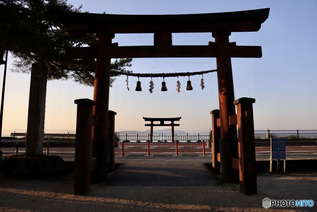 湖中の鳥居　２