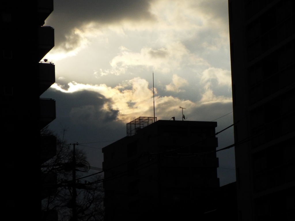 建物と光る雲