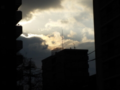 建物と光る雲