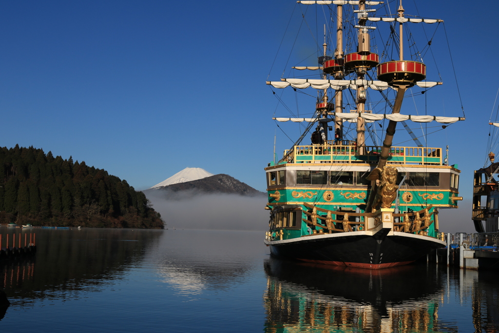 海賊船と富士山