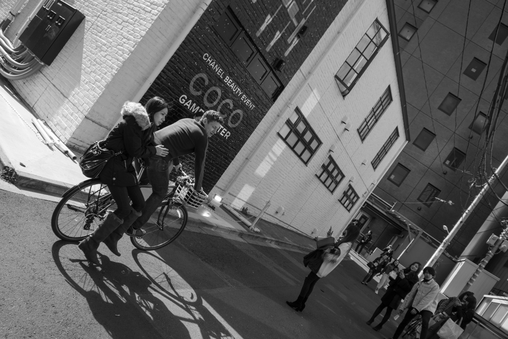 かんかん照りの道路の上で片メガネを跳びはねさせる