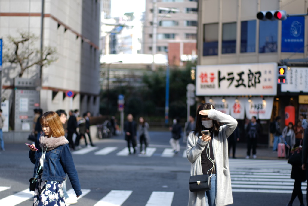 夢みるようなまなざしでじっと虚空を見つめている