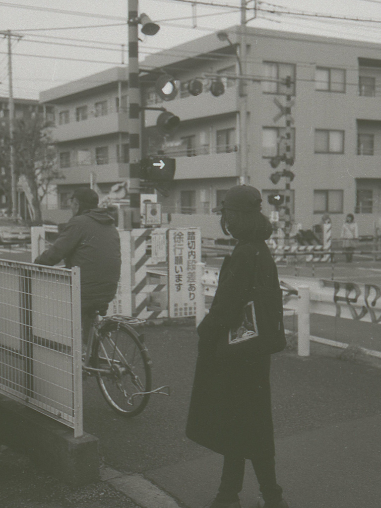 旅人が最寄りの駅に急いでいる