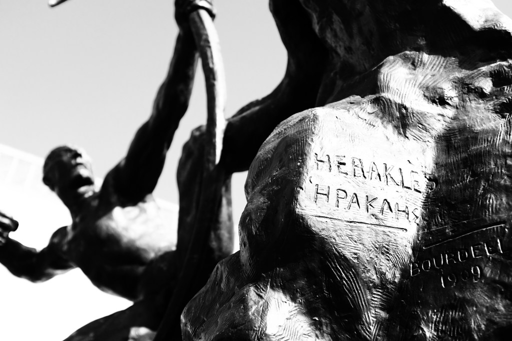 エミール=アントワーヌ・ブールデル　《弓をひくヘラクレス》