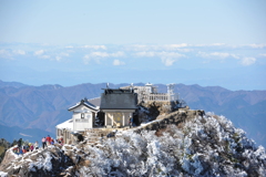 天狗岳から石鎚山を望む