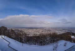 青空と白い街