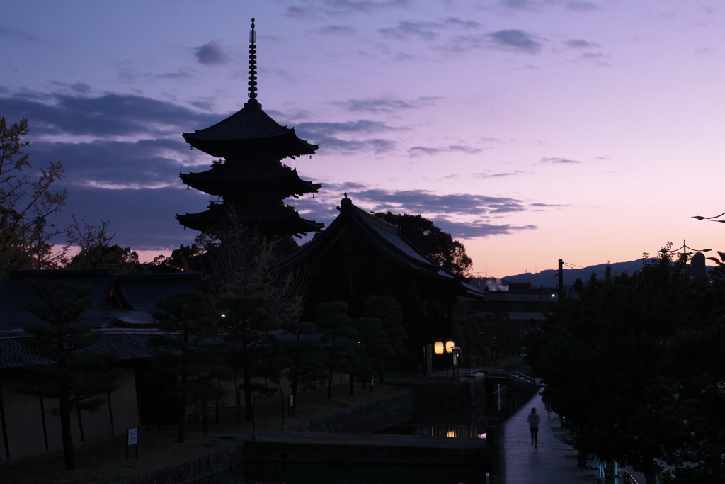 東寺＜夜明け＞