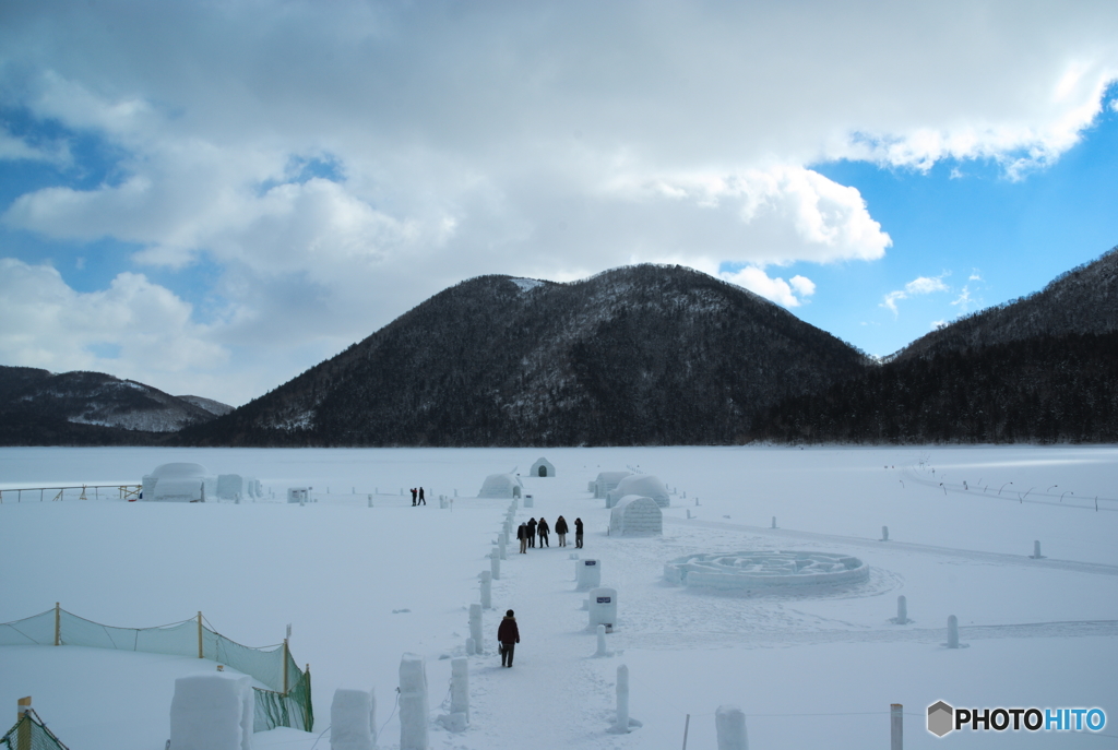 雪積もる湖上を歩く