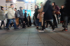 新宿東口喫煙所前の群衆