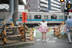 踏み切りの女性