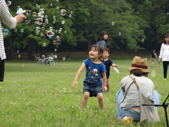 シャボン玉と子供