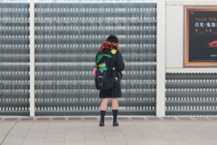 電車を待つ高校生