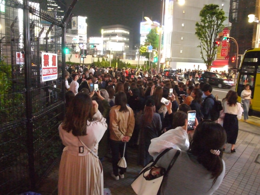 男性アイドルの路上LIVEにあまた群がる女性