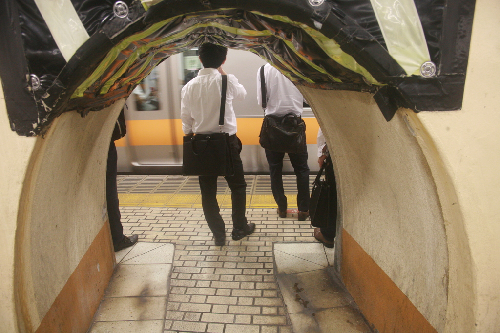 御茶ノ水駅ホームの低い天井
