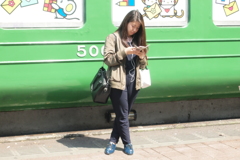スマホを見る女性（渋谷）