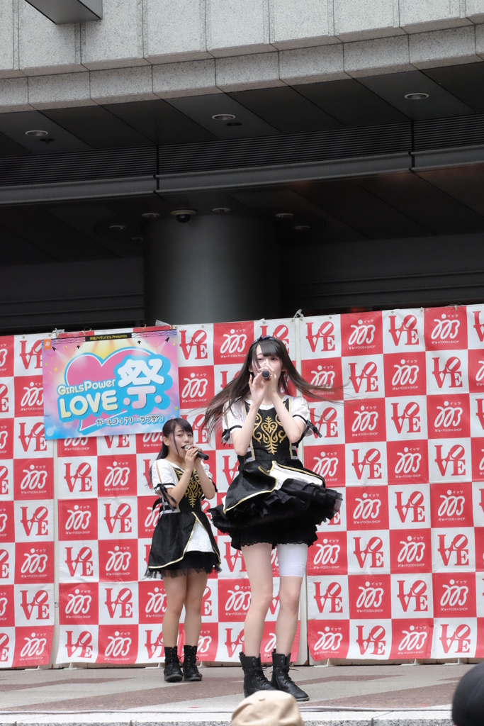 包帯みたいなの巻いてる色っぽい脚のアイドル