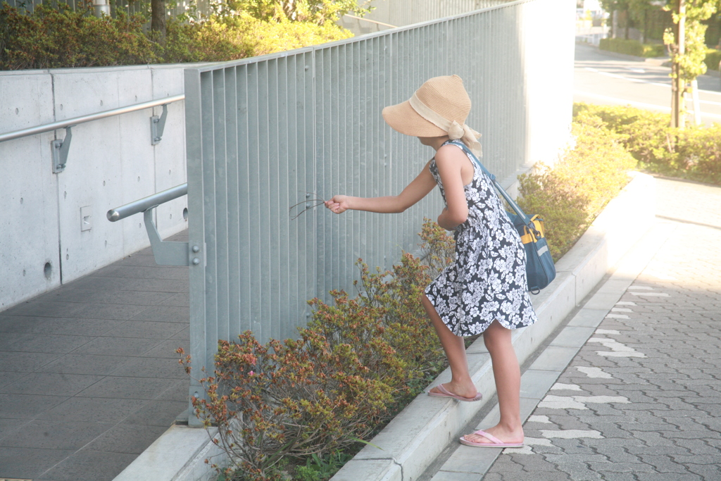 柵で遊ぶ子供