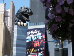 新宿歌舞伎町の巨大ゴジラ~口の中にスピーカー正時に吠えます