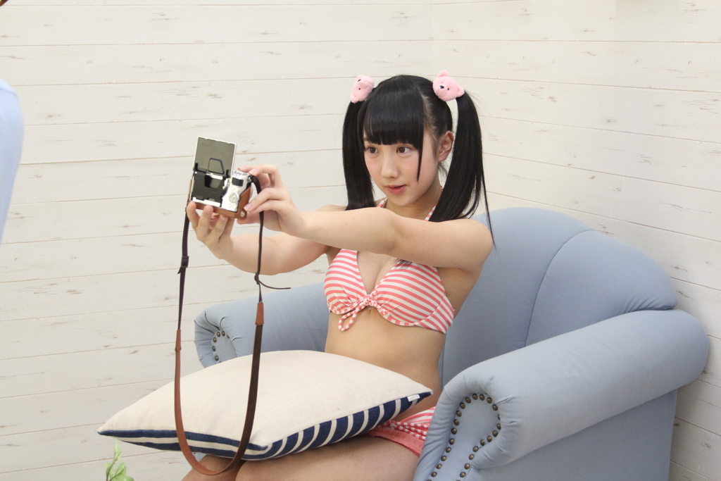 自撮りするアイドル
