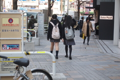新宿を歩く女子高生二人組