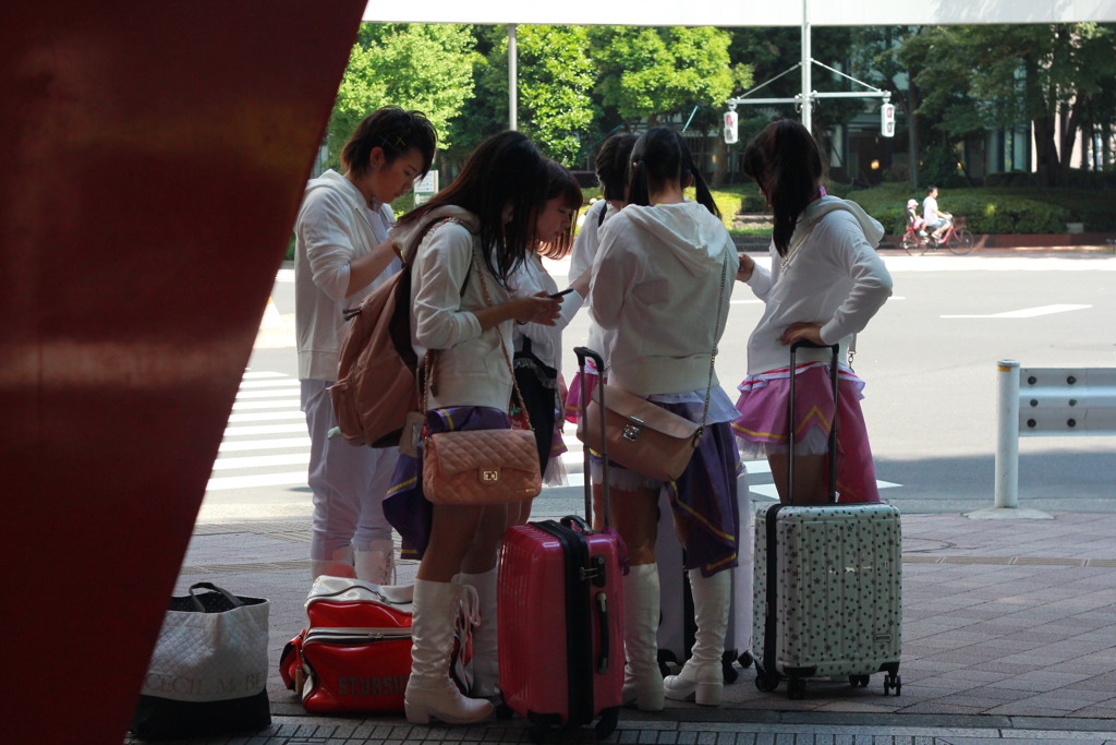 ライブ出演後のアイドルの集団