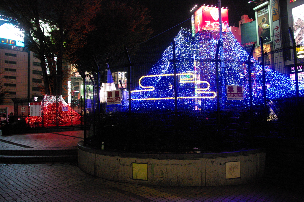 新宿駅東口に2つの派手な富士山が出現