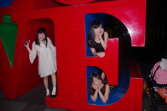 真顔の女性3人組