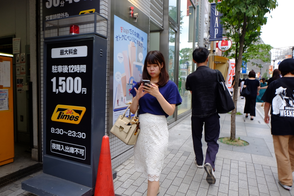 危険な歩きスマホ　　