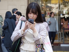 スマホに熱中する美人さん～渋谷撮影