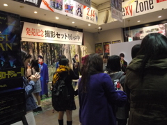 アイドルの写真に群がる女性