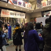 アイドルの写真に群がる女性