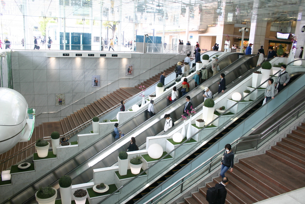 川崎駅から地下街ショッピングセンターに続くエスカレーター