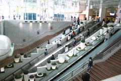 川崎駅から地下街ショッピングセンターに続くエスカレーター