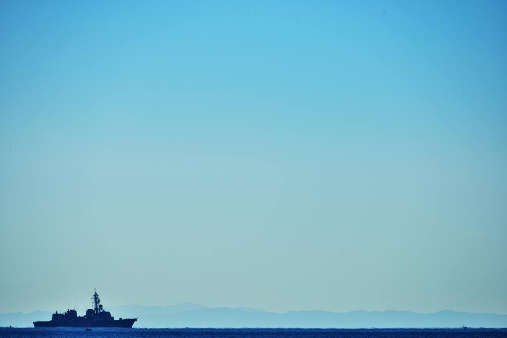 護衛艦と空と