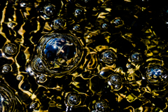 泡の輝き：1（噴水の下で）