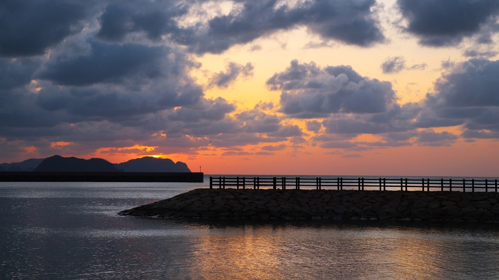 小さな入り江の夕景.2