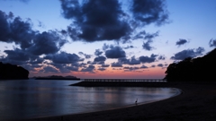 小さな入り江の夕景.3