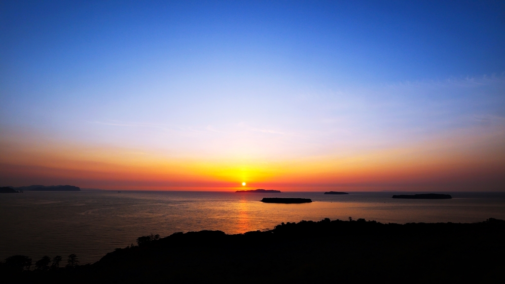夕焼けと島影