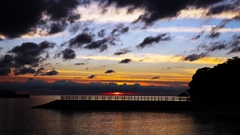 防波堤越しの夕景