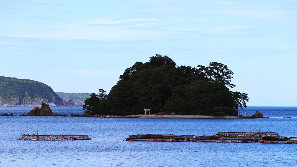 男鹿島と生け簀