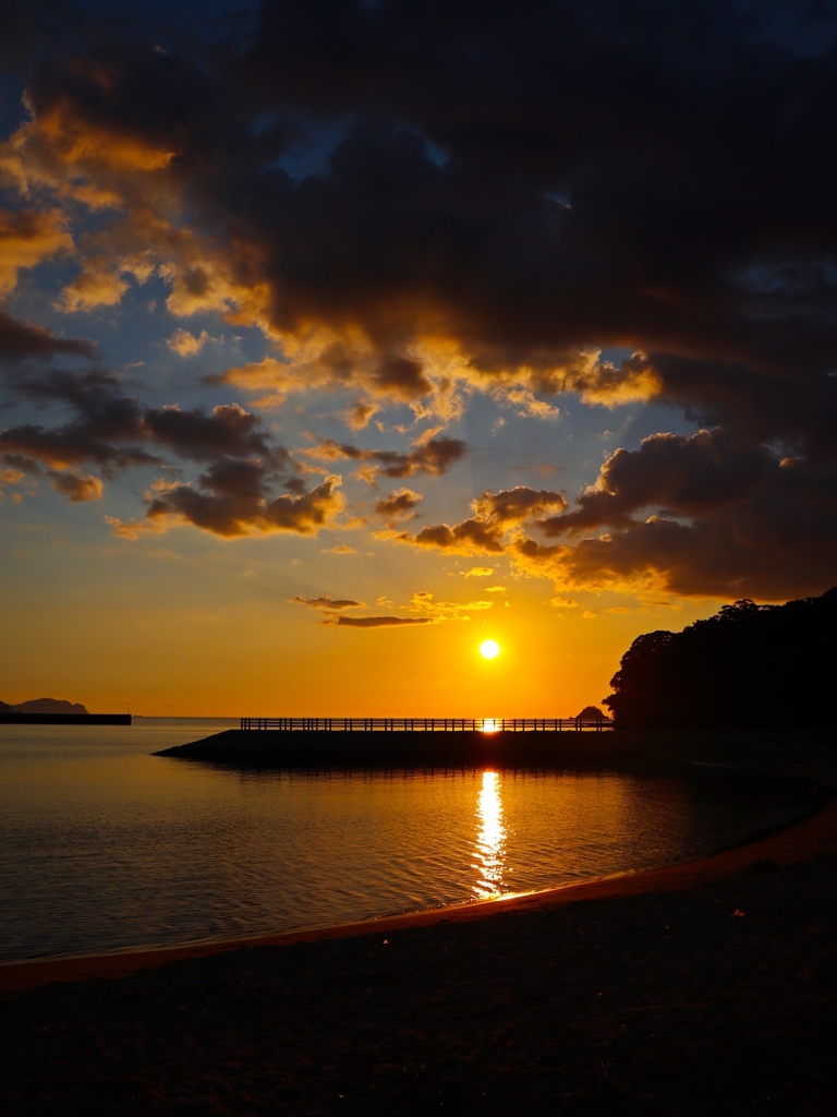 防波堤越しの夕景