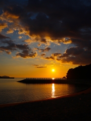 防波堤越しの夕景