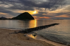 防波堤越しの夕景