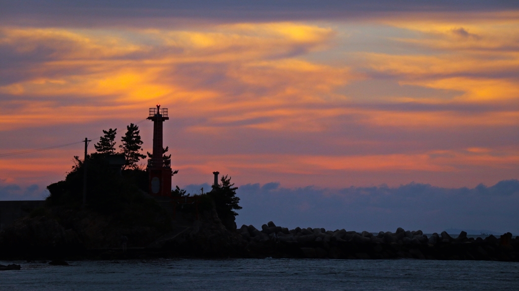 灯台のある夕景