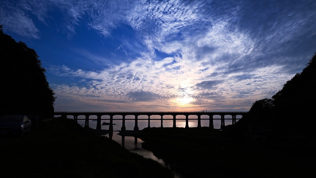 橋梁越しの夕景