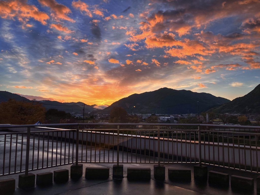 屋上越しの朝焼け