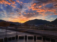 屋上越しの朝焼け