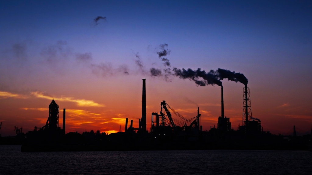 工場群のシルエット