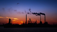 工場群のシルエット