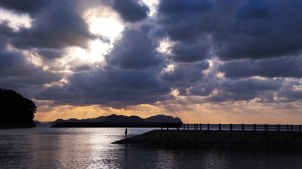 小さな入り江の夕景.1